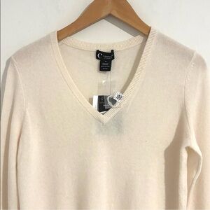 C by Bloomingdale’s Cashmere Size M Women's Ivory V-Neck Sweater